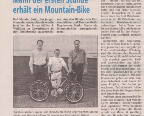 Marko Gruhn bekommt ein Mountainbike von den Gründern geschenkt