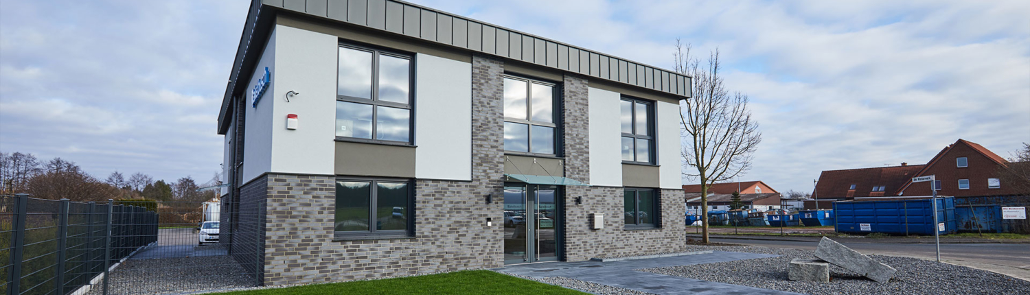 Neubau eines Firmengebäudes! Die Fassade by Müller & Weißling